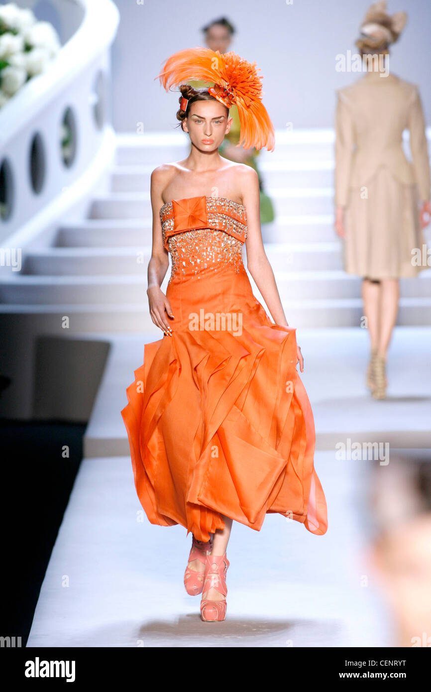 Christian Dior Paris Prêt à Porter Automne Hiver Mannequin portant chapeau  de paille et de plumes orange orange Bustier sans bretelles en soie Photo  Stock - Alamy