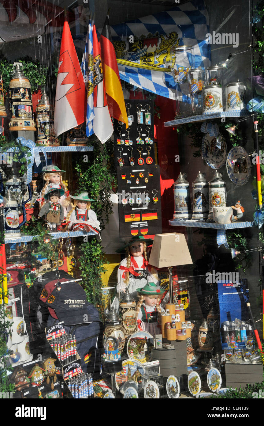 Fenêtre d'une boutique de cadeaux souvenirs bavarois à Nuremberg, Allemagne Banque D'Images