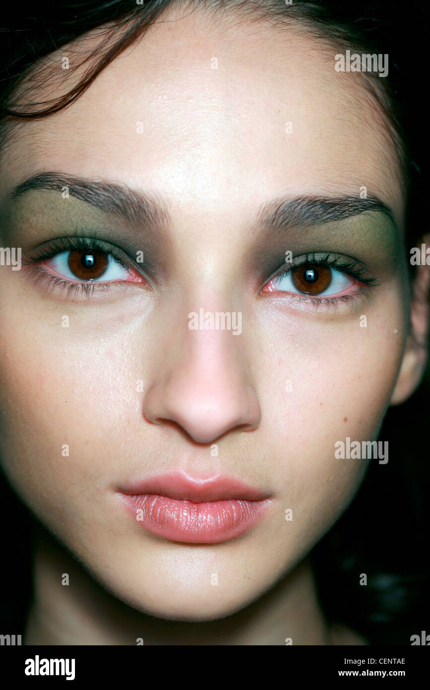 National Costume Backstage Paris Automne Hiver Cheveux Brune Modele Les Yeux Bruns Vetu De Vert Olive Fonce Melange Jusqu A Paupieres Photo Stock Alamy