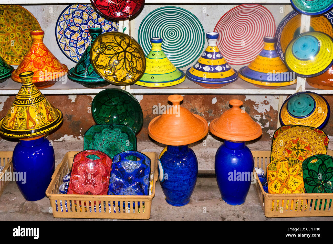 Vente de poterie dans les souks, Medina, Marrakech, Maroc, Afrique du Nord Banque D'Images