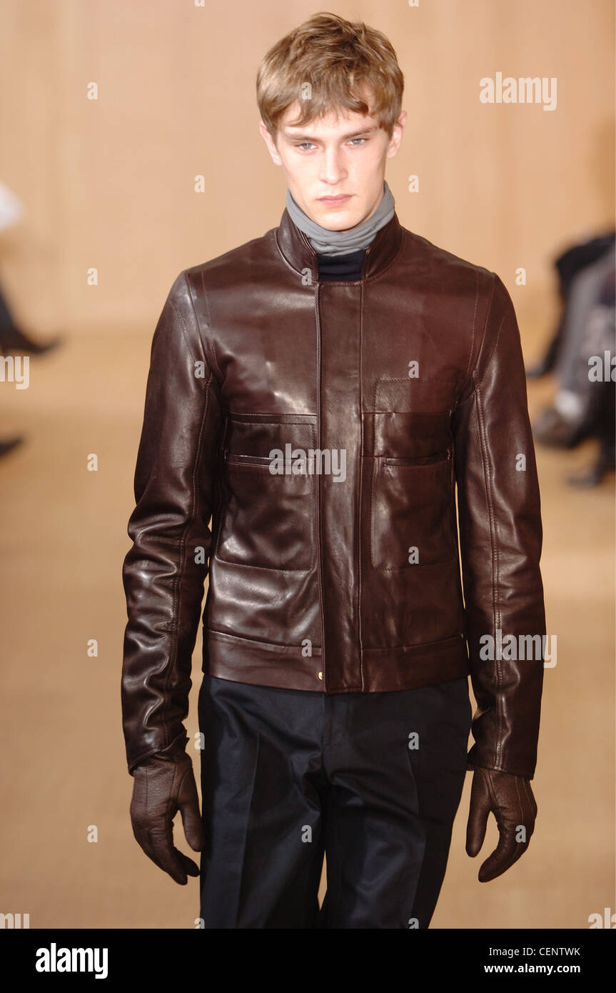 Vêtements pour hommes Trussardi Milan un homme blond W portant une veste en  cuir brun court équipé stand up collar, gants en cuir marron Photo Stock -  Alamy