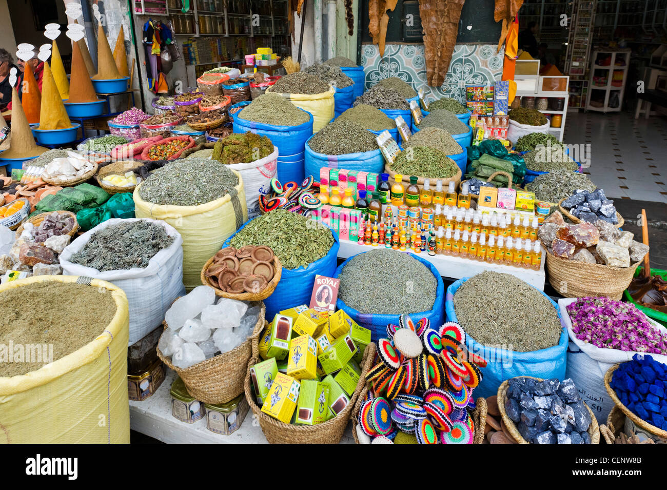 La vente de médicaments à base d'apothicaire à Rahba Kedima (Place des Epices), Medina, Marrakech, Maroc, Afrique du Nord Banque D'Images