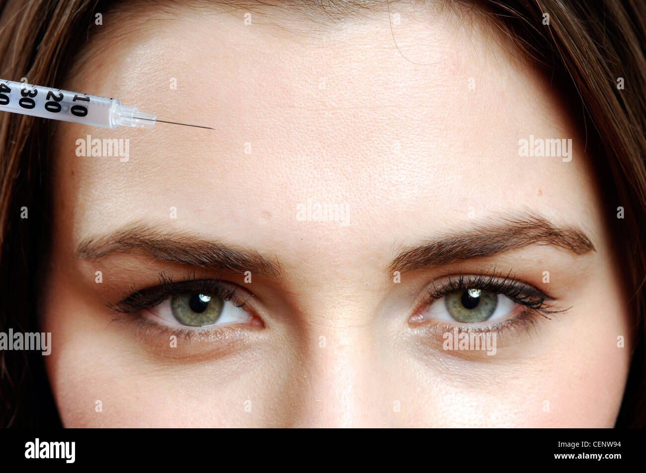 Close up of front de femmes avec des cheveux de brunette avec aiguille Banque D'Images