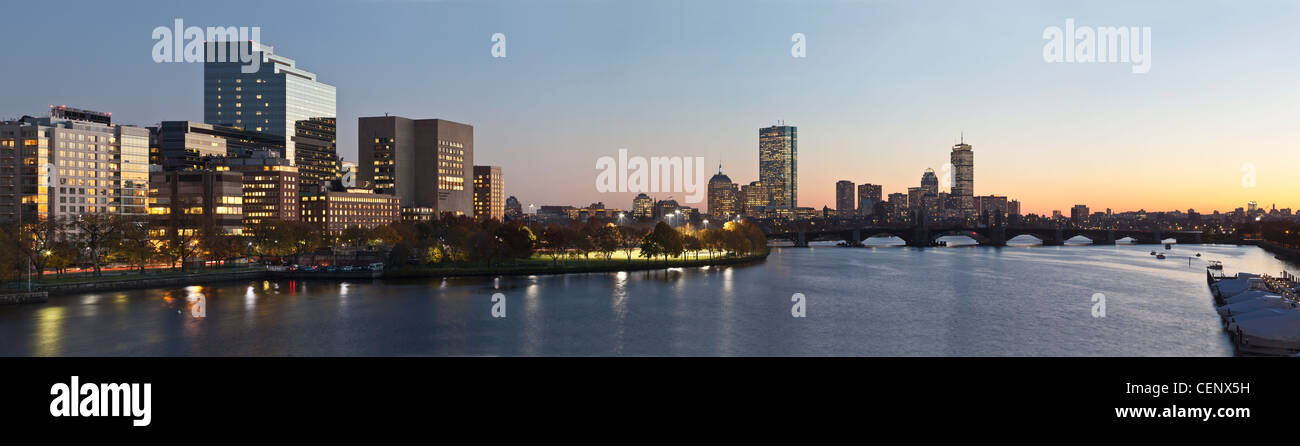 Les bâtiments au bord de l'eau, Charles River, Boston, Massachusetts, USA Banque D'Images