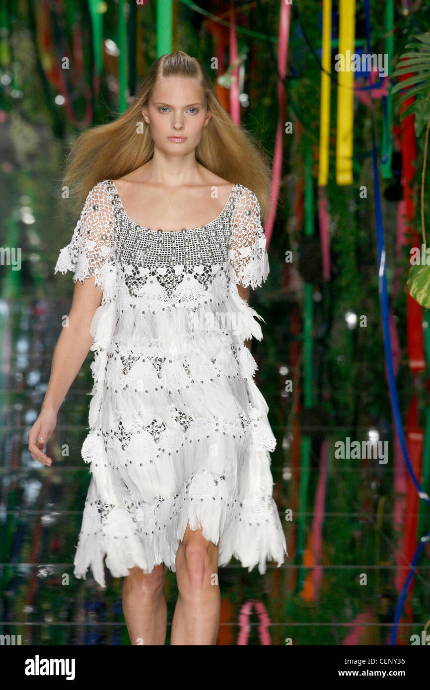 Kenzo Pret a porter printemps ete dechiquetes blanc robe tricot a plusieurs niveaux avec haut et manches courtes Photo Stock Alamy