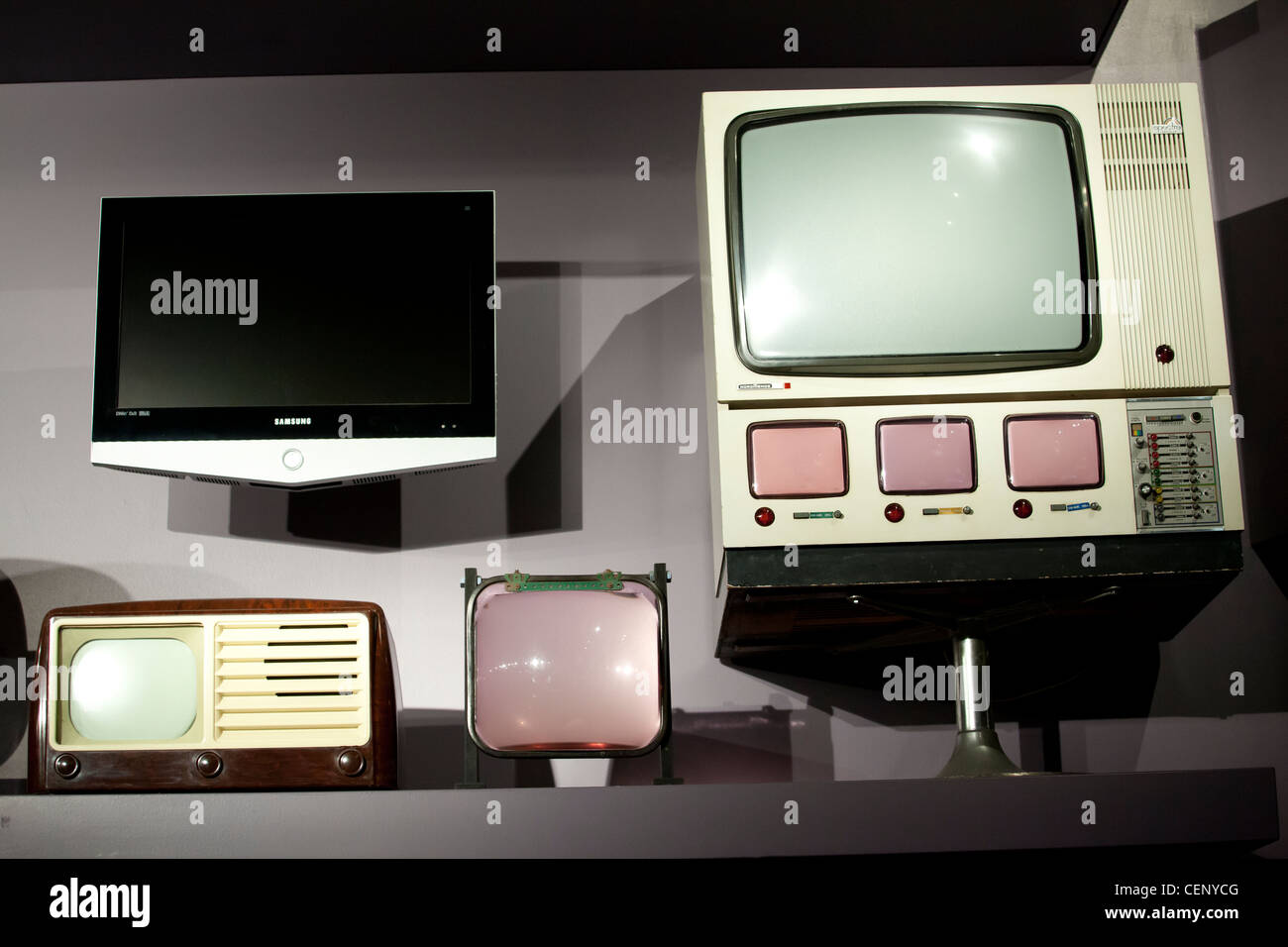 Une collection d'appareils de télévision montrant les progrès technologiques avec passé définit jusqu'à présent 24 télévision écran models Banque D'Images