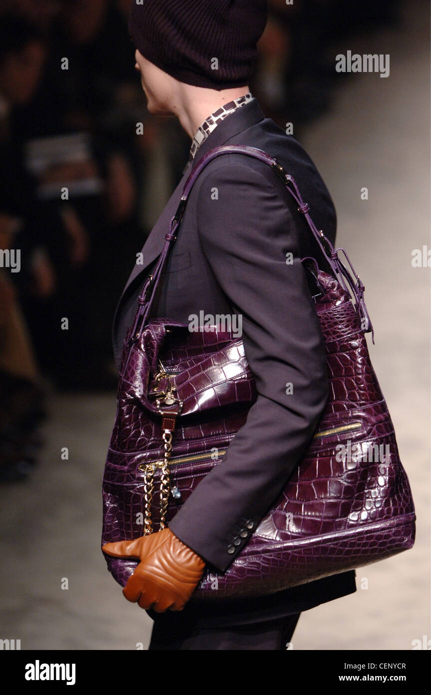 Vêtements pour homme Burberry Milan UN W modèle masculin vêtu d'un costume  noir tricot noir chapeau, gants de cuir brun et de port d'aubergine Photo  Stock - Alamy