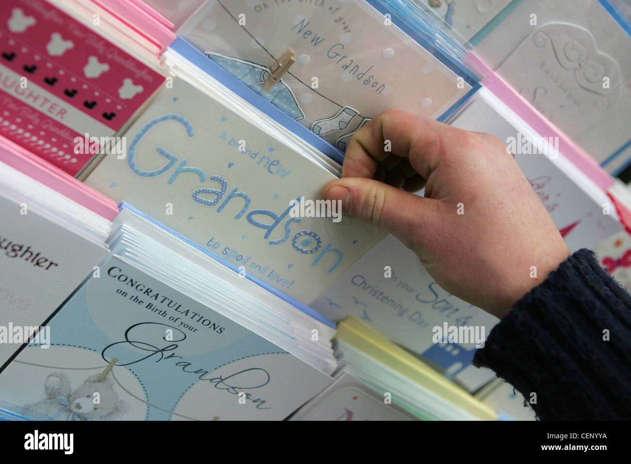 Collection de cartes en boutique dans le Royaume-Uni, l'homme choisir un nouveau petit-fils card Banque D'Images