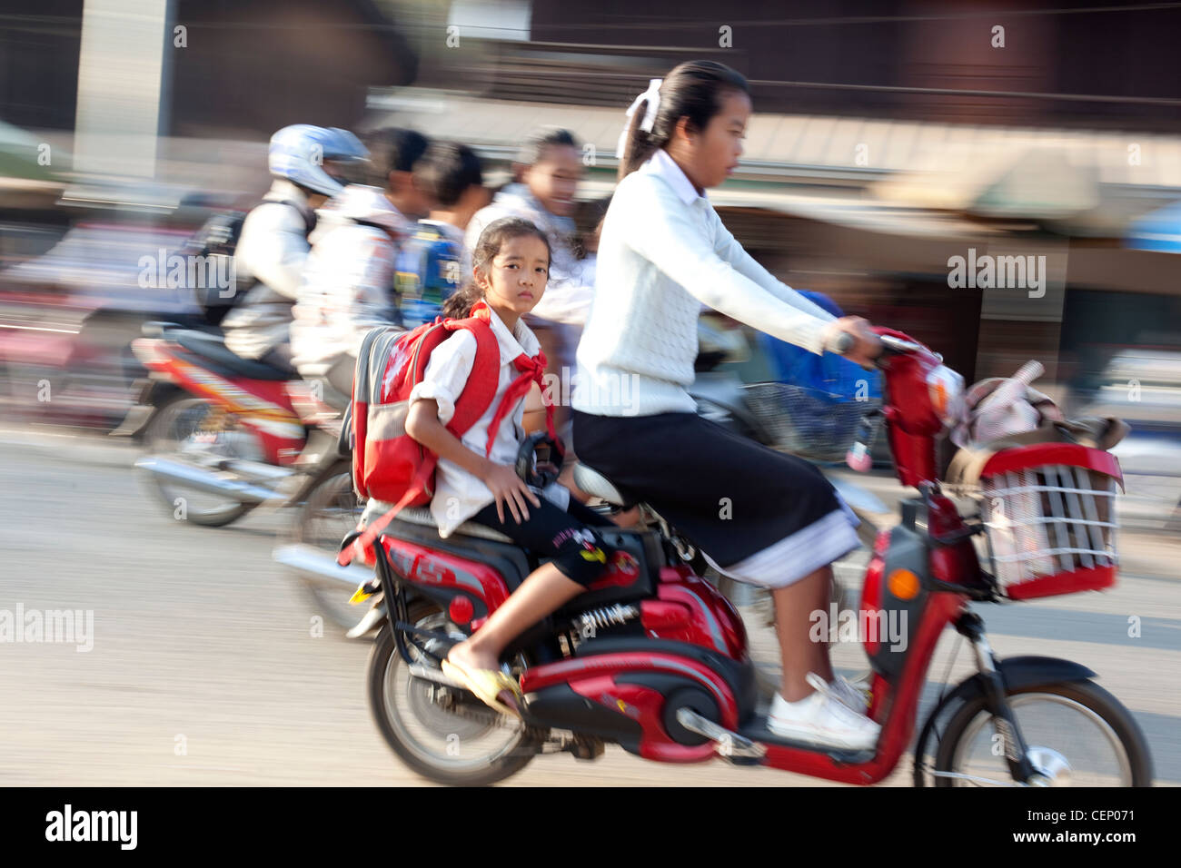 Girl riding leurs sur une moto Banque D'Images