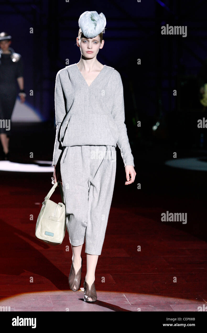 Pull gris col en V avec des pantalon 3/4 et hat Banque D'Images