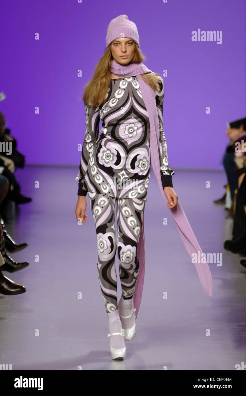 Pucci Milan Prêt à porter un modèle W Daria Werbowy très longue ligne droite cheveux blonds portant chapeau en laine lilas et très longue correspondance Banque D'Images