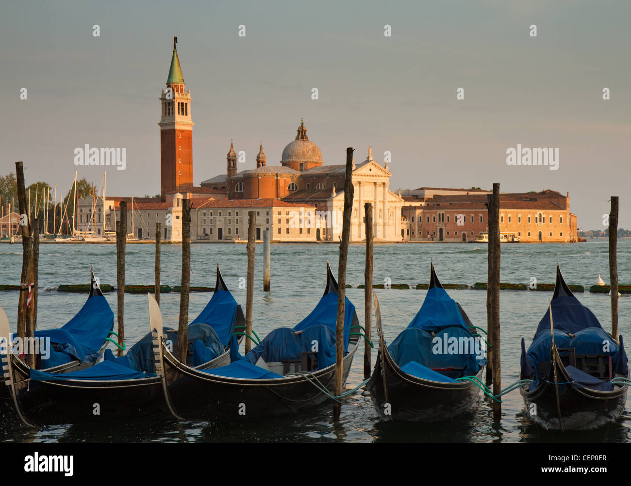 Gondola en face de la basilique de San Giorgio Maggiore, à Venise, Italie Banque D'Images