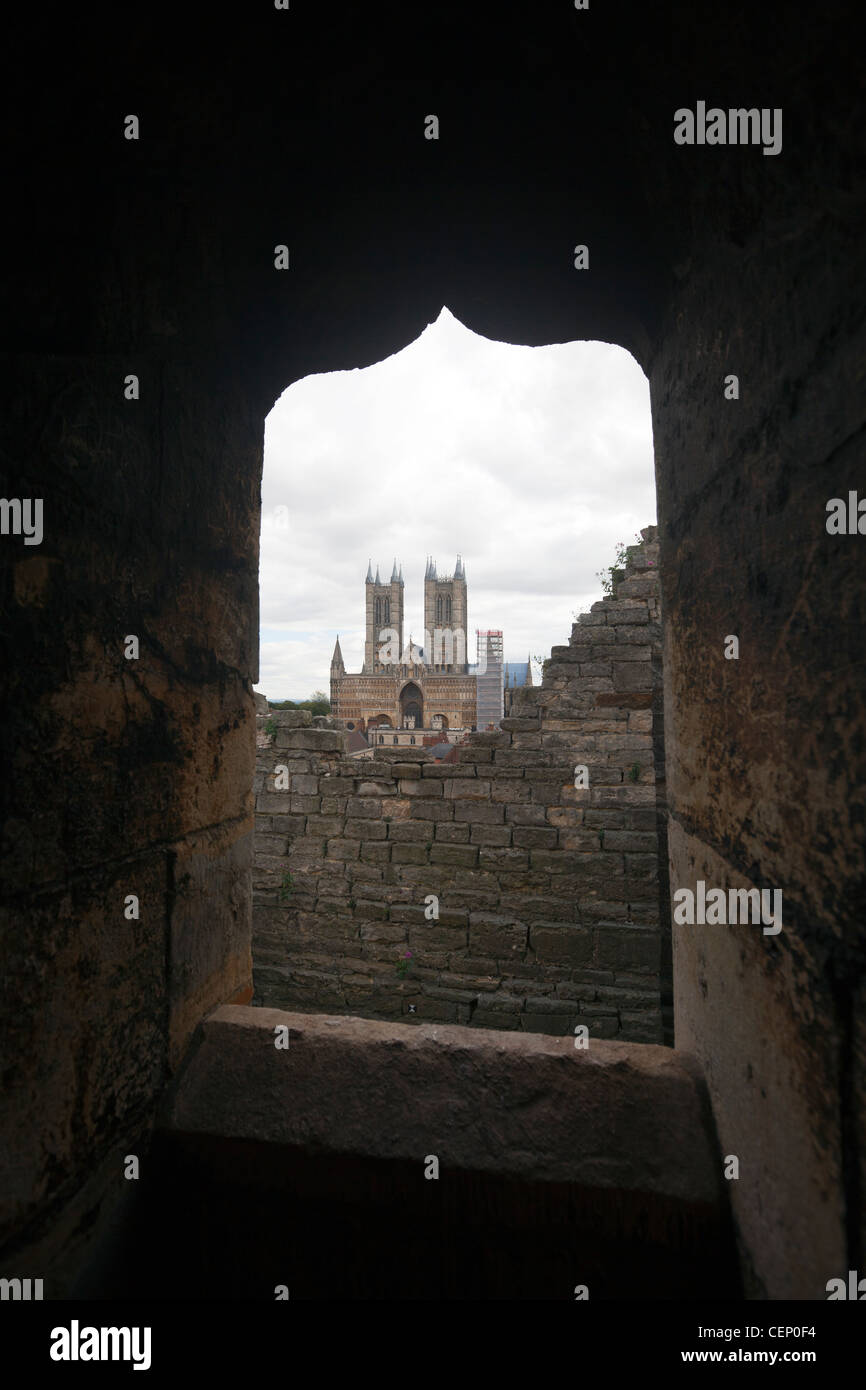 La ville de Lincoln, Lincolnshire Cathédrale par arch dans les murs du château vue portrait Banque D'Images