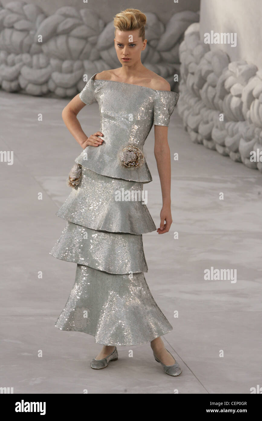 Paris Chanel Haute Couture Printemps Ete Femme quiff portant des cheveux gris metallique sequinned jupe longue a niveaux multiples Photo Stock Alamy