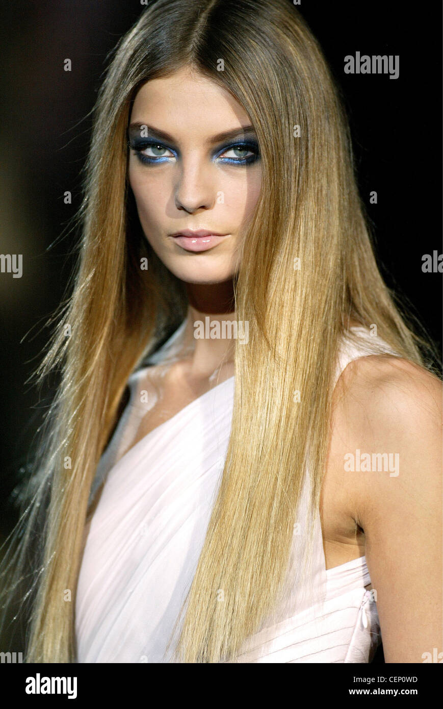 Prêt-à-Porter Versace Milan un modèle W Daria Werbowy cheveux redressé le port d'un chiffon blanc ruched haut et lourd blue Banque D'Images