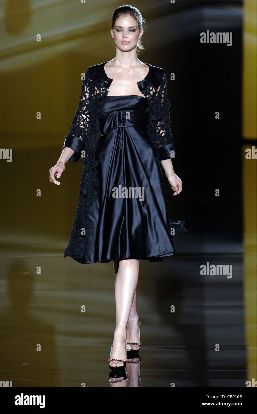 Paris Elie Saab Haute Couture Automne Hiver Brunette modèle féminin portant  un genou longueur satin robe de soirée taille empire Photo Stock - Alamy