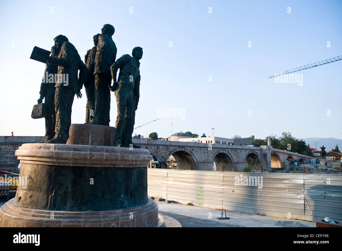 Groupe de sculptures monumentales sur Skopje Riverbank – hommage artistique de Vardar Banque D'Images
