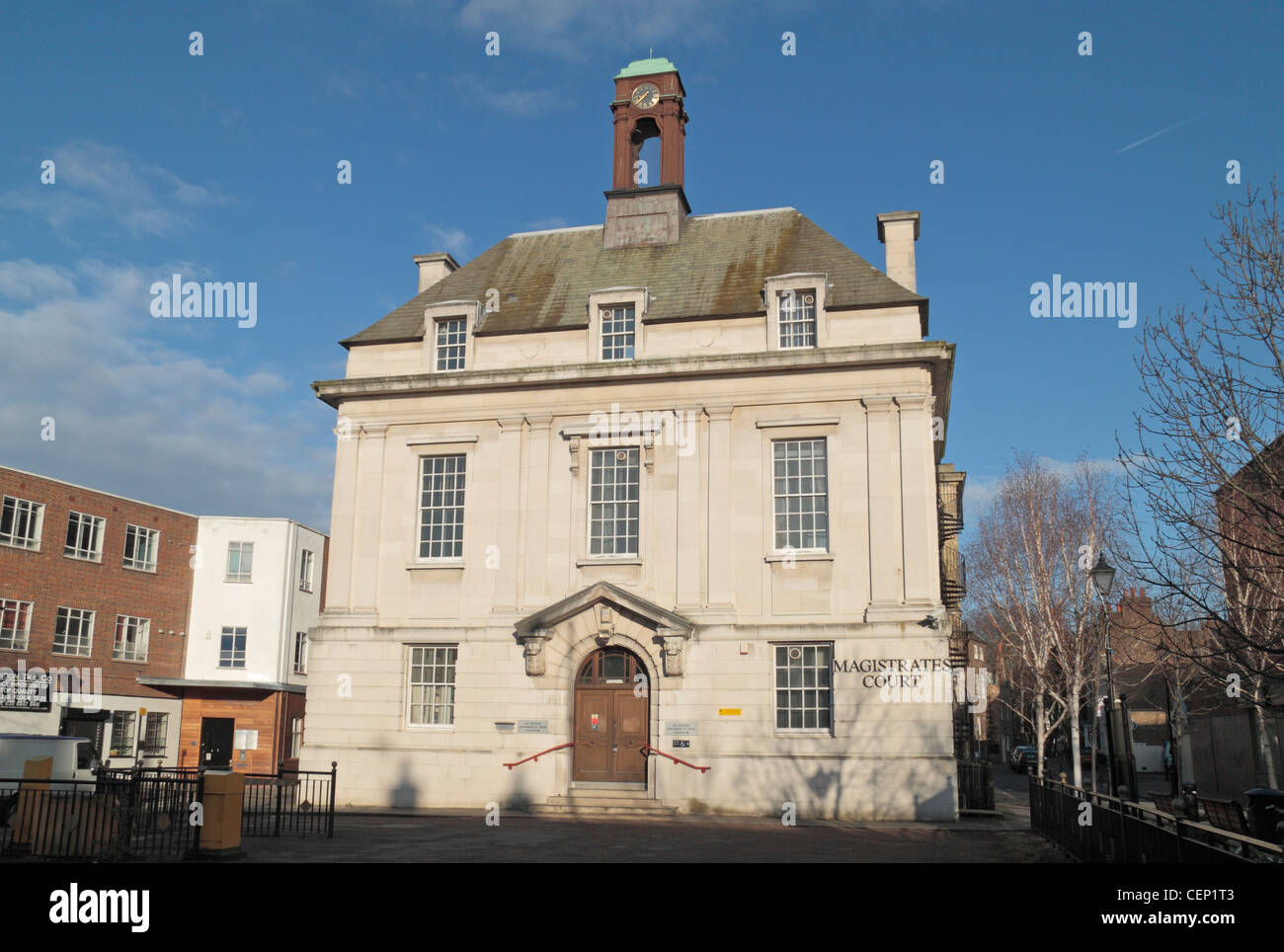 La maintenant fermée Brentford Magistrates Court sur la Place du marché, Brentford, UK. Il a été fermé 9 Dec 2011 Banque D'Images