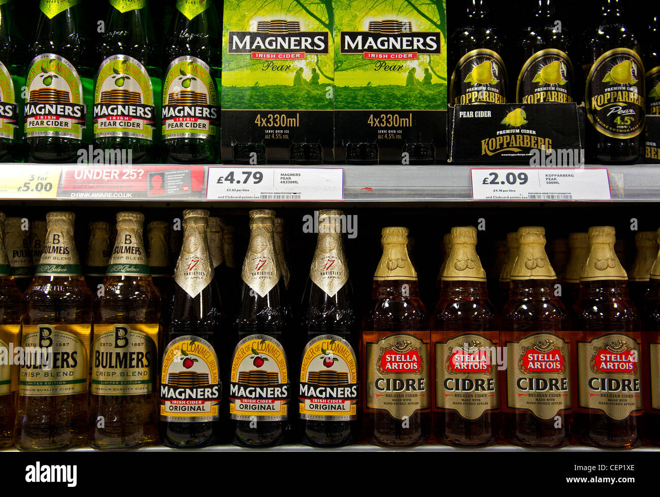 Bouteilles de cidre premium dans un supermarché au Royaume-Uni Banque D'Images