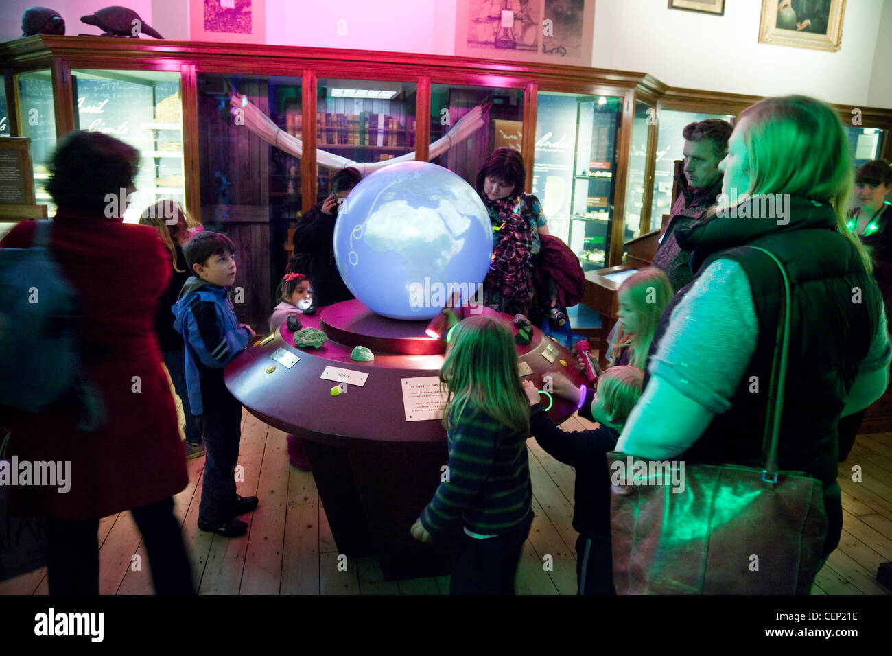 Les familles avec enfants qui visitent le Musée des sciences de la Terre de Sedgwick, au 'crépuscule dans la soirée des musées, Cambridge UK Banque D'Images