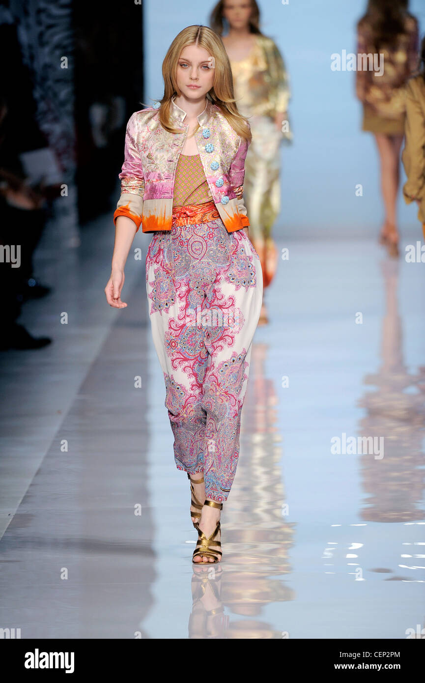 Milan Etro Prêt à porter printemps été modèle américain Jessica Stam porter  Paisley print version deux pièces, veste recadrée et Photo Stock - Alamy