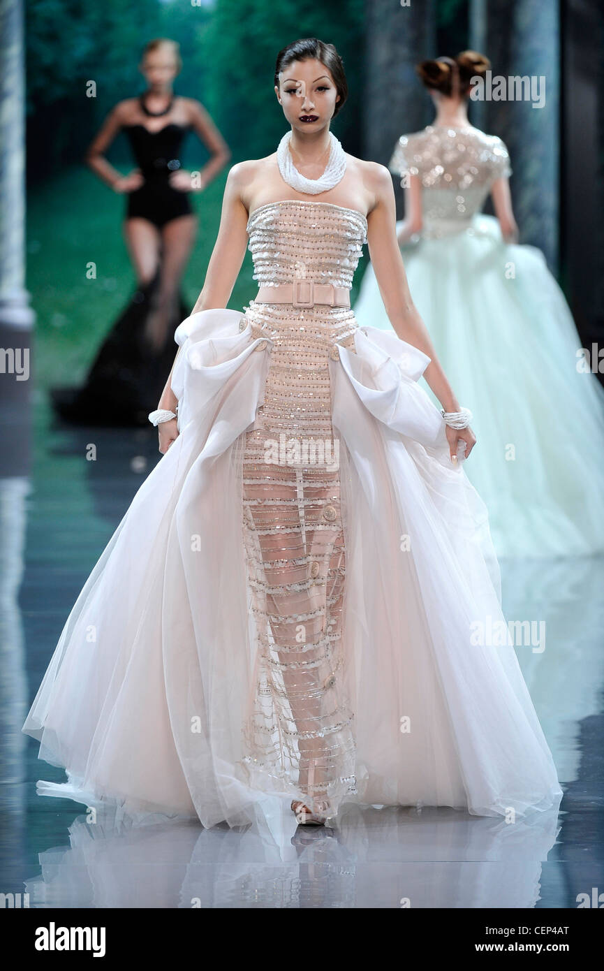 Christian Dior Paris, haute couture automne hiver mannequin portant un  flolength robe de soirée sans bretelles rose pâle et une ruffles Photo  Stock - Alamy