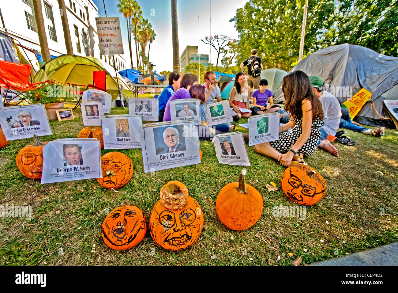 Diverses personnalités conservateur actuel sont négativement décrite par Occupy Wall Street de Los Angeles l'Hôtel de Ville. Banque D'Images