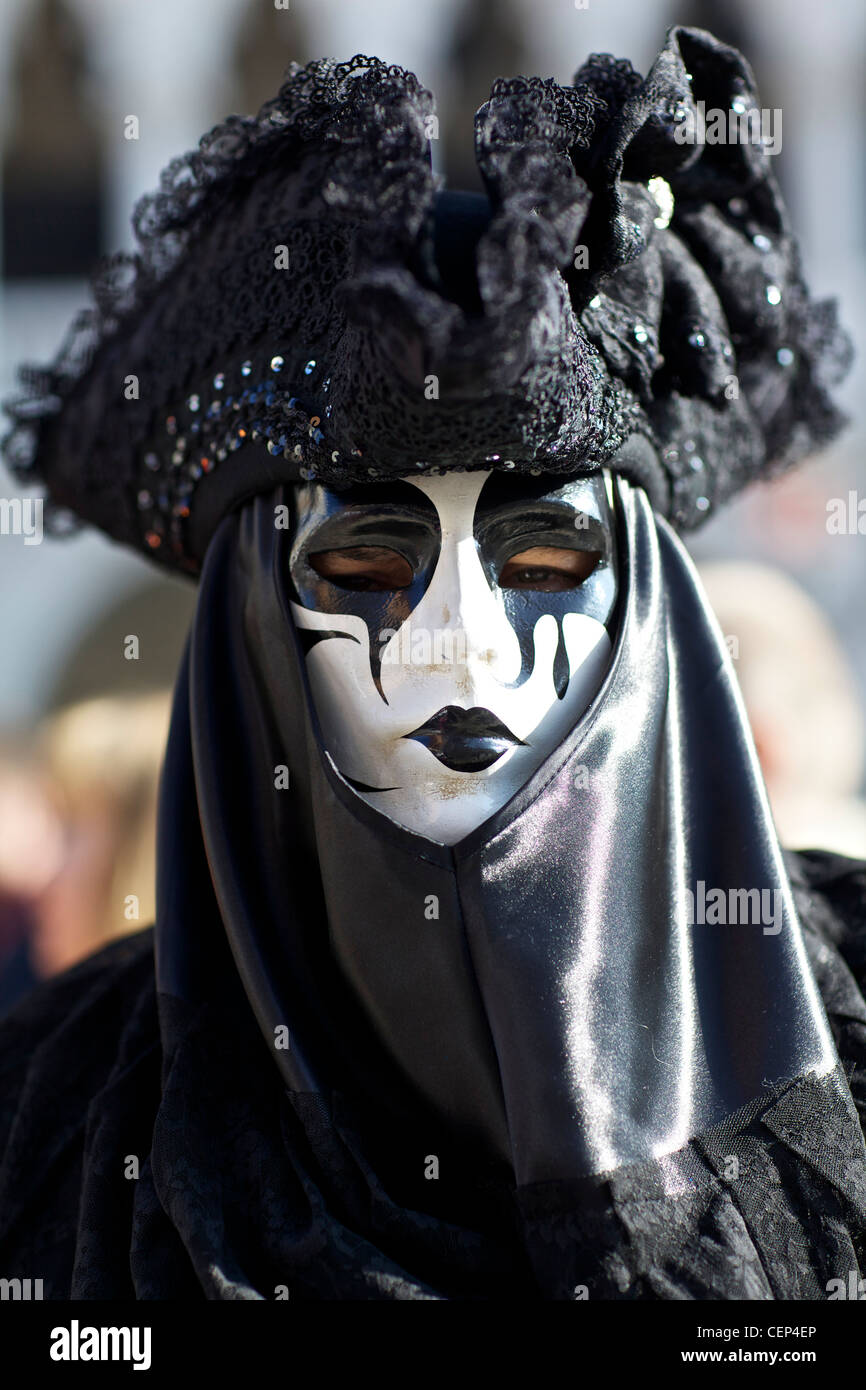 Fêtards masqués au Carnaval de Venise en Italie. Banque D'Images