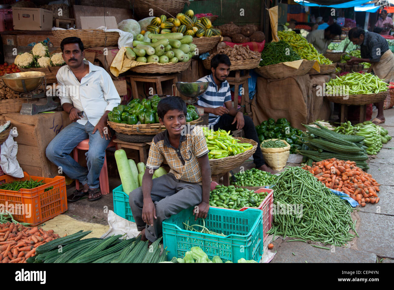 Les vendeurs de légumes au marché Devaraja Banque D'Images