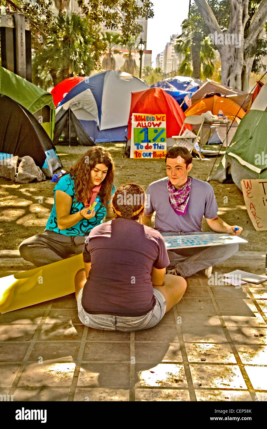Les membres du campement de protestation occupons Wall Street à Los Angeles City Hall en octobre, 2011 Déclaration des signes. Banque D'Images