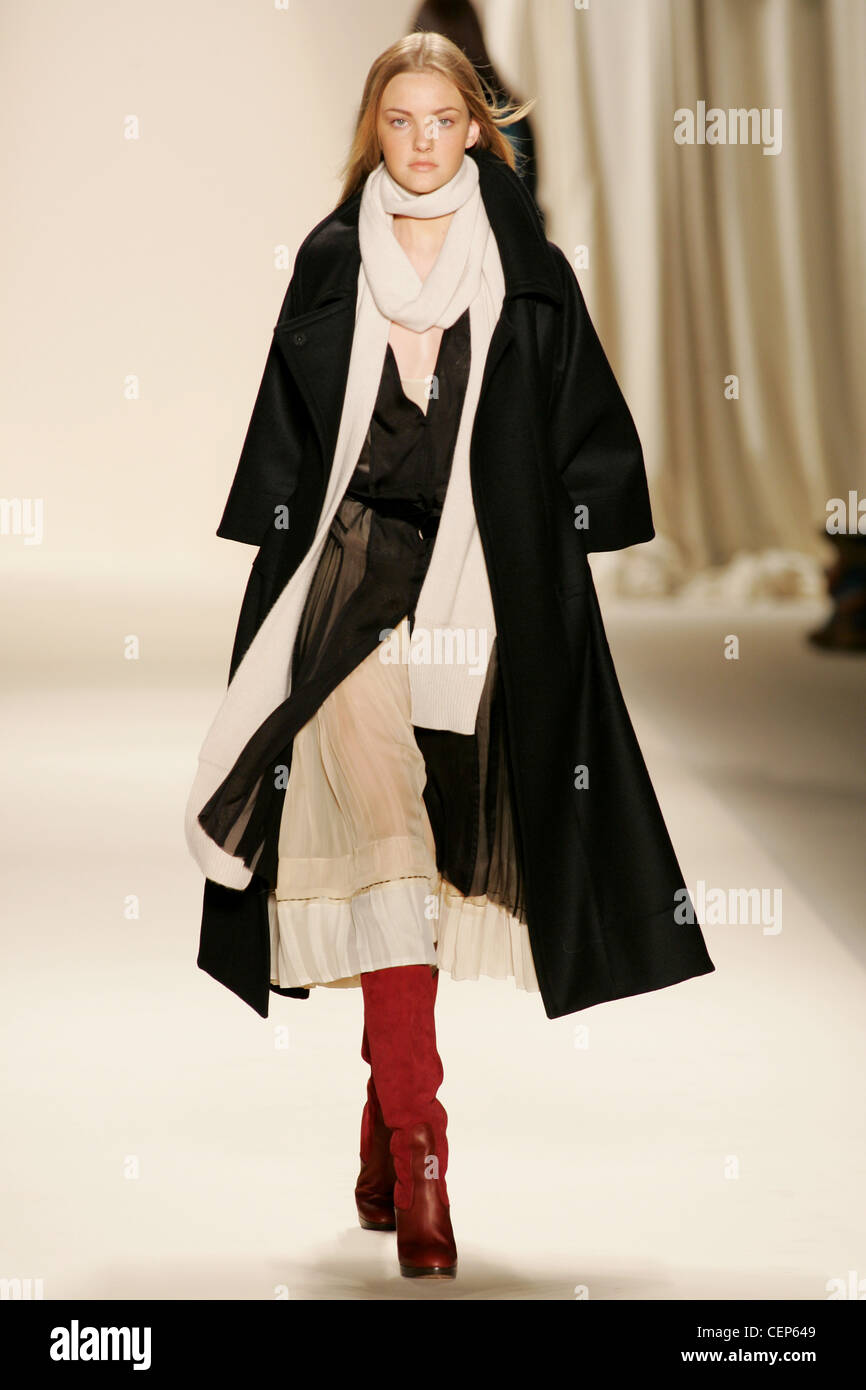 Chloe Paris Prêt à Porter Automne Hiver très grands foulard avec trench-coat  noir et rouge bottes Photo Stock - Alamy