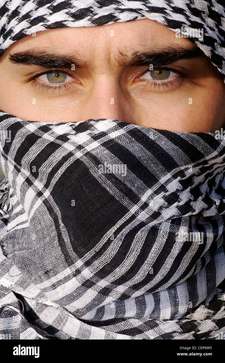 Close up image de la tête d'homme portant foulard palestinien couvrant la  majeure partie de son visage, souriant, looking at camera Photo Stock -  Alamy