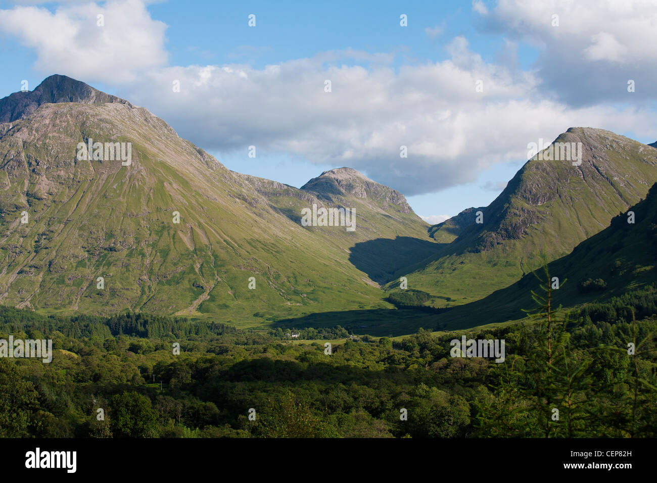 Collines et vallées autour de Glencoe dans les highlands écossais, une région de l'extrême beauté naturelle et importante histoire. Banque D'Images