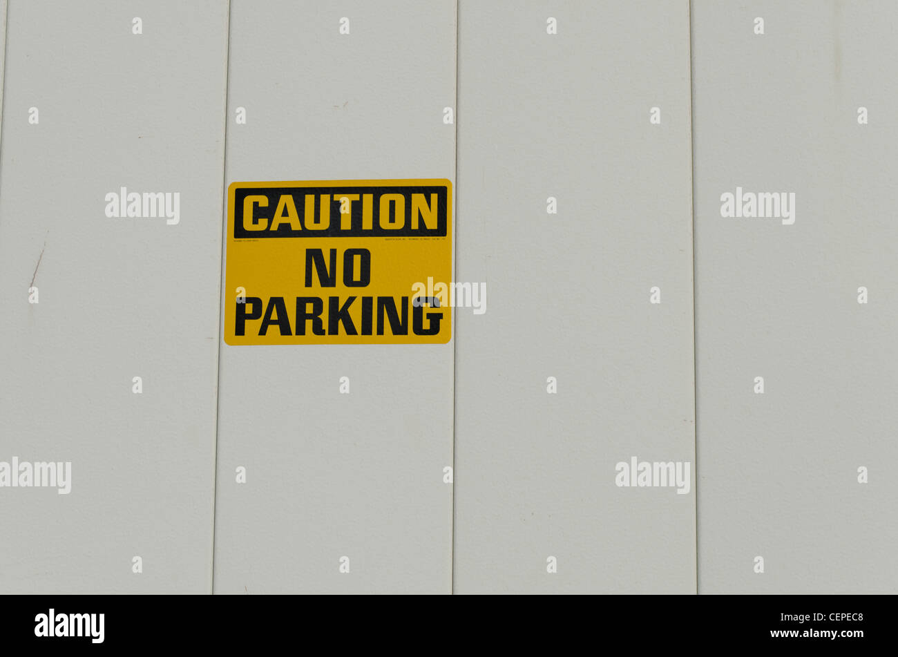 Jaune et Noir Attention aucun stationnement signe sur un mur. Banque D'Images