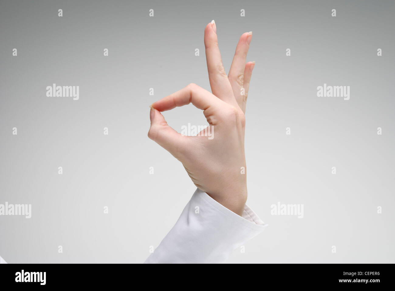 Woman's hand montrant symbole ok sur fond clair Banque D'Images