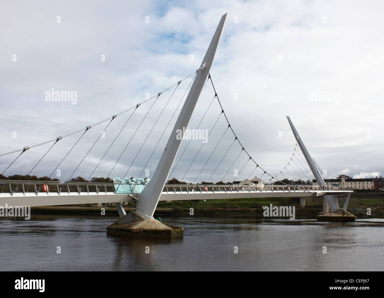 Le "pont de la paix' de l'autre côté de la rivière Foyle, reliant les deux communautés dans la ville de Derry, Irlande du Nord. Banque D'Images