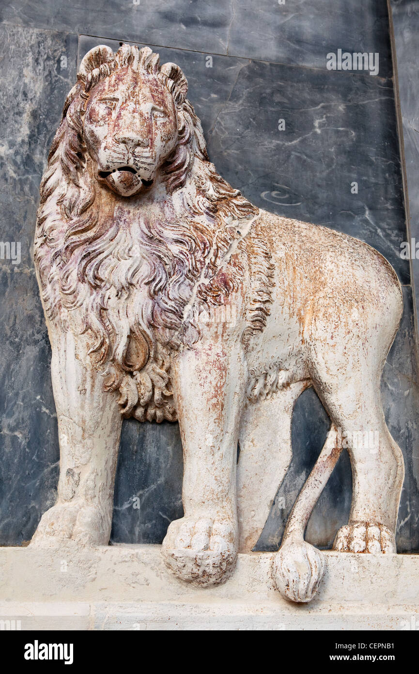Le Lion, bas-relief de marbre ancien, vue de détail sur le mur du bâtiment à Venise, Italie Banque D'Images