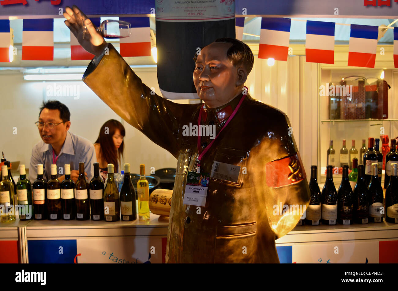 Une statue de Mao tenant un verre de vin en face d'un vin français décroche  à Hong Kong's Wine and Dine festival Photo Stock - Alamy