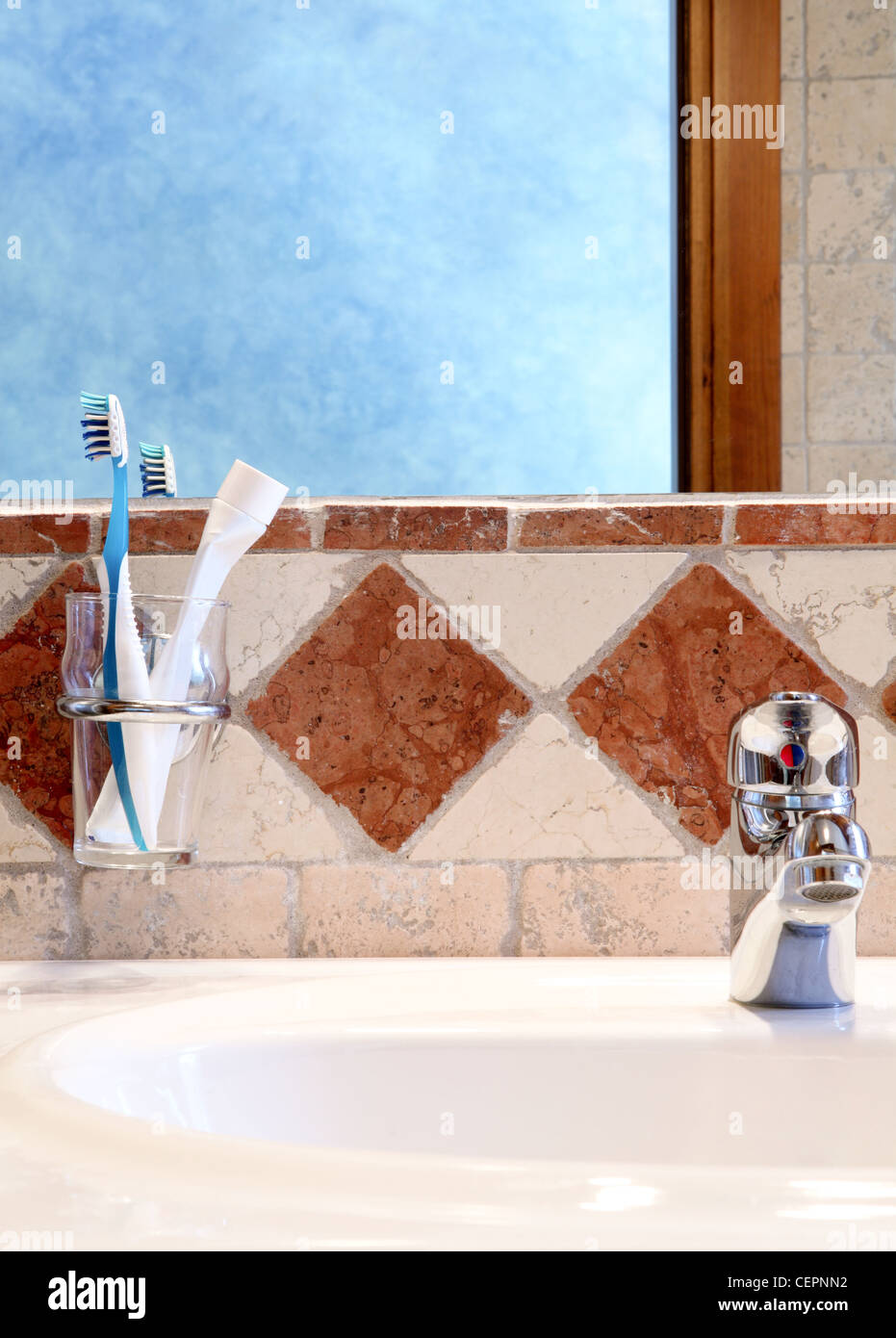 Salle de bains : miroir, lavabo, eau, brosses à dents Banque D'Images