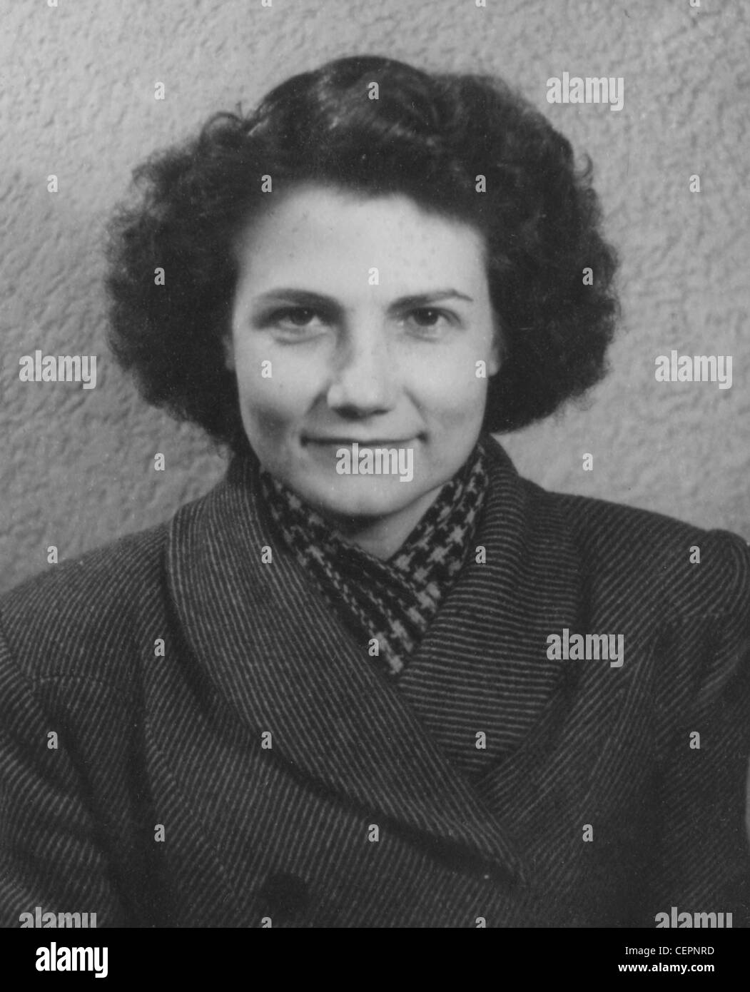 Archives Photos : photo d'une femme de style passeport (c1945) Banque D'Images
