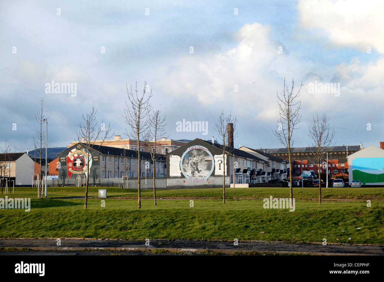 Divers partis politiques murales sur le côté des bâtiments à Boundary à pied. Banque D'Images