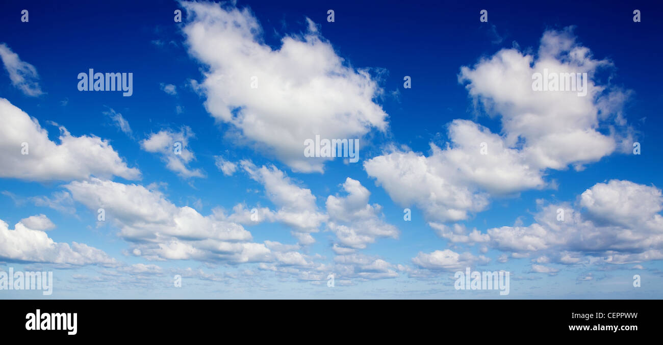 Nuages dans le ciel bleu dynamique sur la mer Banque D'Images