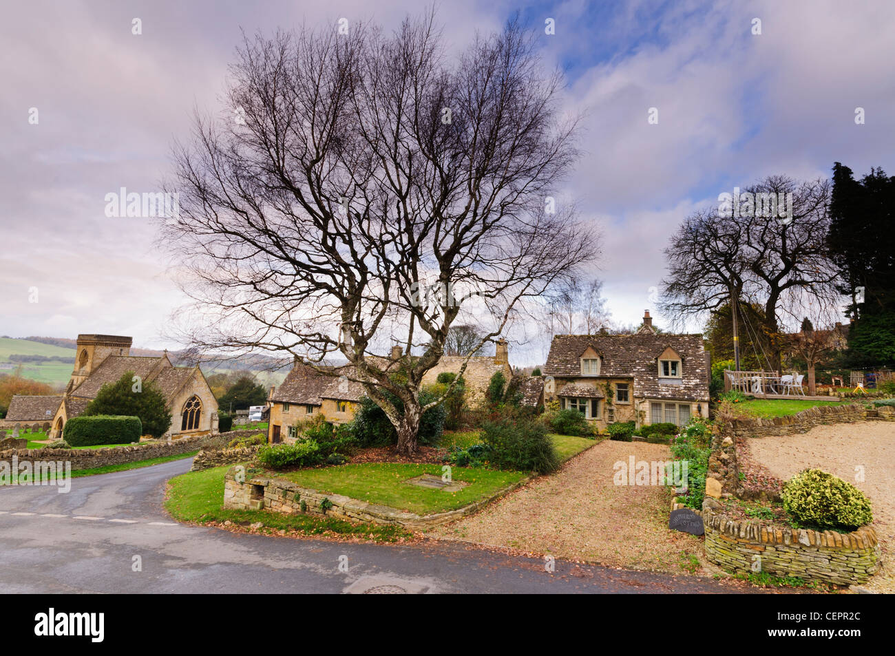 Cottages en pierre de Cotswold et St Barnabas Church dans le village de Snowshill dans Gloucestershire, Royaume-Uni Banque D'Images