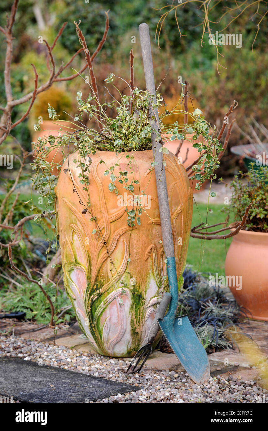 Un jardin et de l'urne avec les plantes d'hiver traditionnel spade Powys UK Banque D'Images