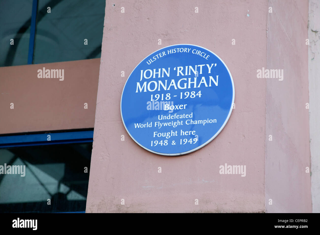 Close up d'un cercle d'histoire de l'Ulster commémorant le boxeur John Monaghan. Banque D'Images
