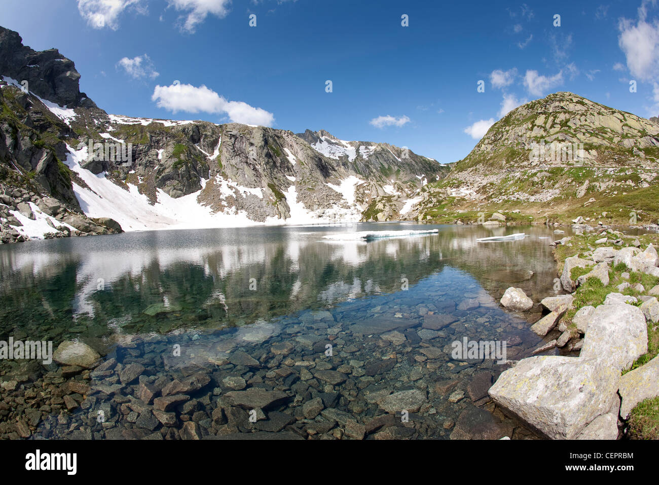 Vue sur Lac de montagne Sassolo, Sambuco Valley, Tessin, Suisse Banque D'Images