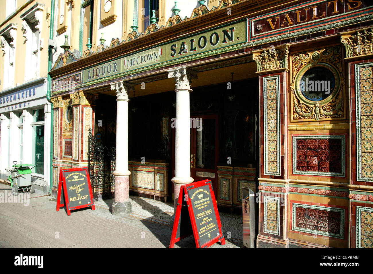 L'extérieur de la Couronne bar saloon à Belfast. Banque D'Images