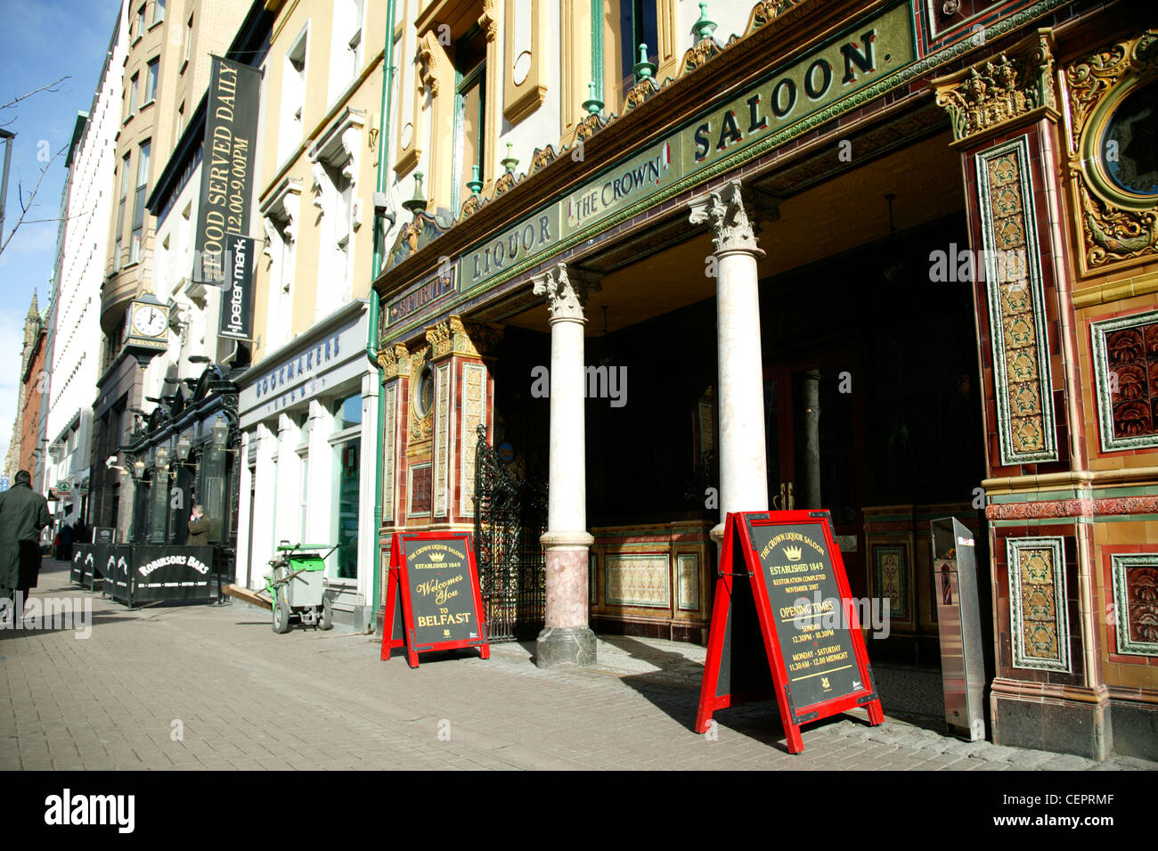 L'extérieur de la Couronne bar saloon à Belfast. Banque D'Images