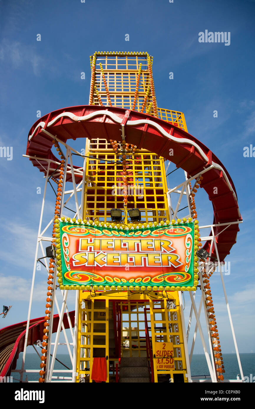 Helter Skelter traditionnel glisser lors d'une foire à Whitstable. Banque D'Images