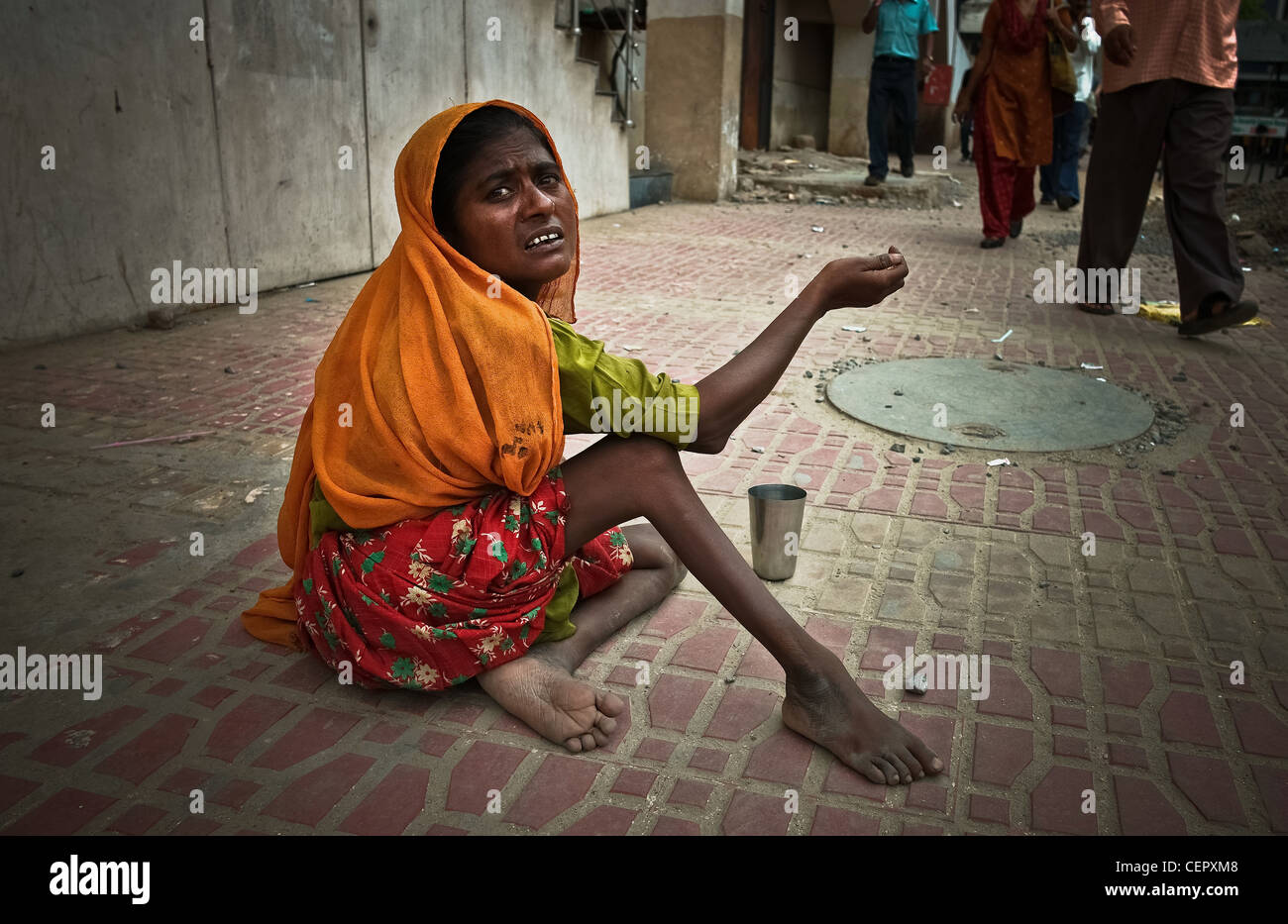 New Delhi, handicapées mendiant à la sortie d'un métro à Delhi Banque D'Images